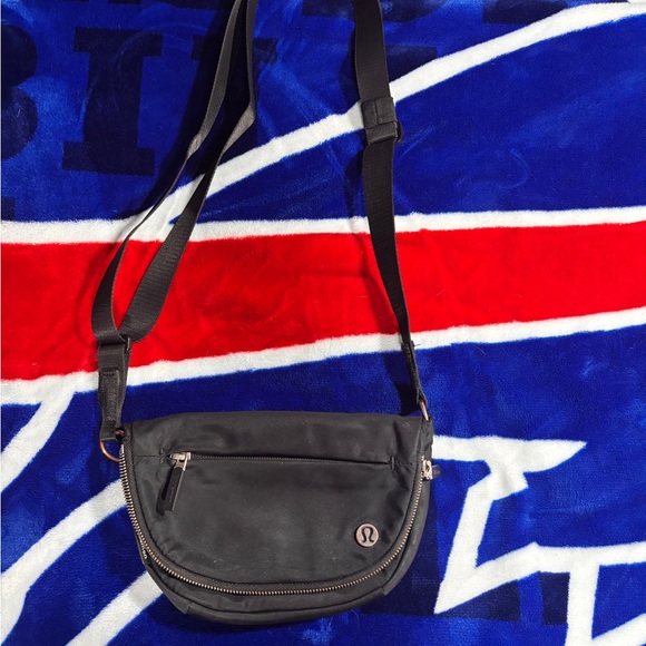 lululemon athletica women’s 2L Black Crossbody Sling Bag - Picture 2 of 7